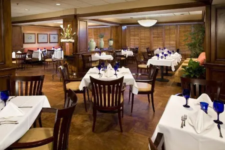 Aloft New York LaGuardia Airport Отели рядом с достопримечательностью «Free Synagogue of Flushing»