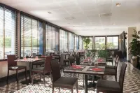 Plessis Parc Hôtel فنادق في Le Plessis-Robinson