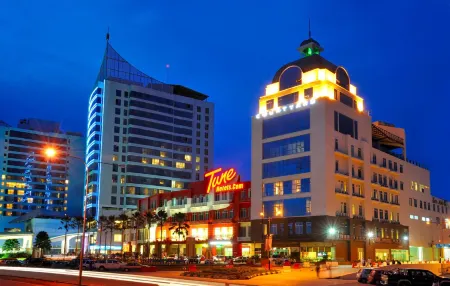 Courtyard Hotel 1Borneo