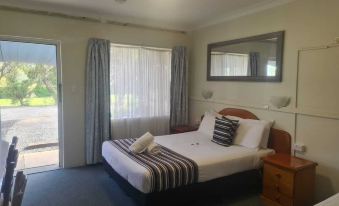 a hotel room with two beds , one on the left side of the room and the other on the right side at Valley View Motel