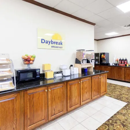 Days Inn & Suites by Wyndham Tucker/Northlake