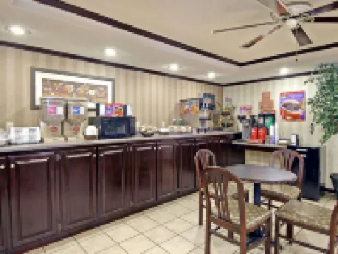 Days Inn & Suites by Wyndham Fort Valley Hotels in Peach County
