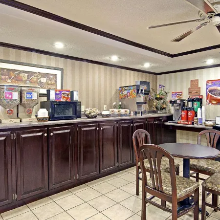 Days Inn & Suites by Wyndham Fort Valley