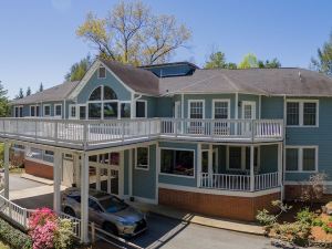 Highland Lake Inn & Resort - Flat Rock