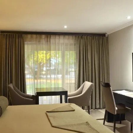 Cresta Riley's Hotel