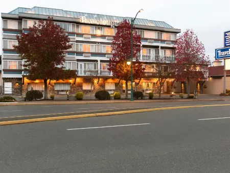 Days Inn by Wyndham Victoria Airport Sidney Отели рядом с достопримечательностью «Суорц Бэй Терминал»