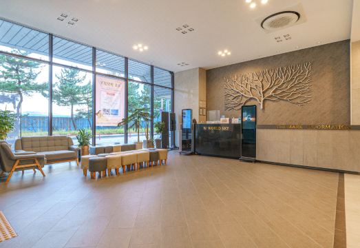 Themark Cheongcho Hotel의 깔끔한 객실