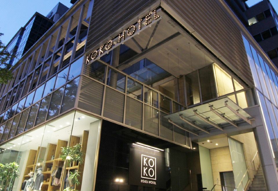 코코 호텔 고베 산노미야의 현대적인 외관 모습