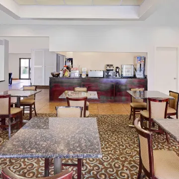 Super 8 by Wyndham Plainview