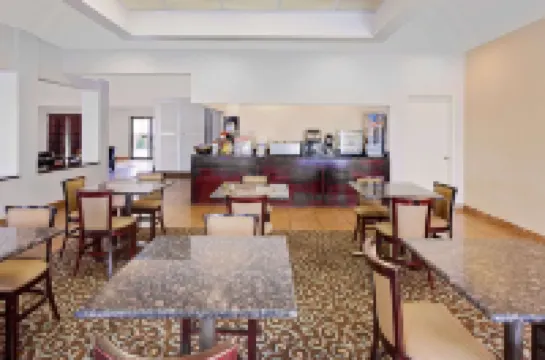 Super 8 by Wyndham Plainview