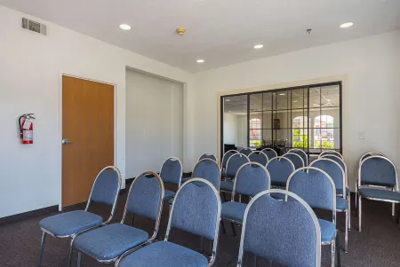 Motel 6 Irving, TX - Irving DFW Airport South Отели рядом со станцией Trinity Rail Express - CentrePort/DFW Airport Station