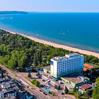 Novotel Gdansk Marina Отели рядом с достопримечательностью «Пирс Бжесно»