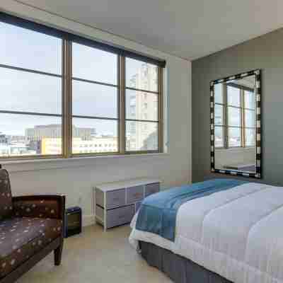 Modern 1Br Apartment - Free Parking! Rooms