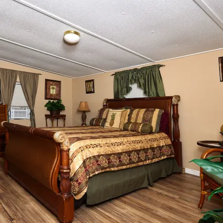 Pleasant Days Lodging Tropical Master Suite