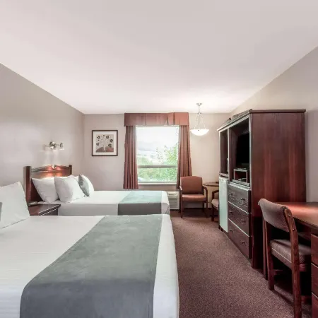 Super 8 by Wyndham Lake Country/Winfield Area