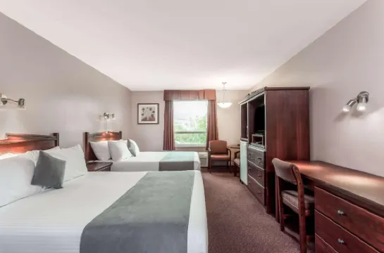 Super 8 by Wyndham Lake Country/Winfield Area