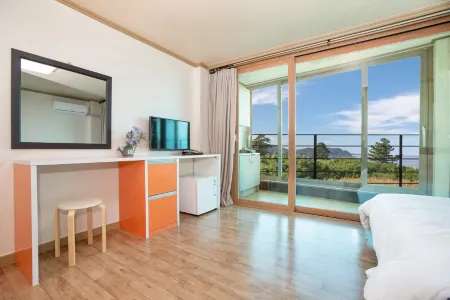 Samcheok Nomad Pension Отели рядом с достопримечательностью «Jangho Port»