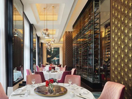 Four Seasons Hotel Macao Отели рядом с достопримечательностью «Библиотека Хо Дун»