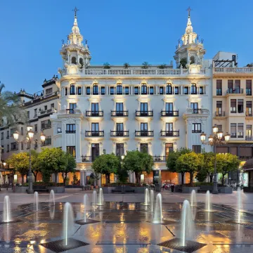 H10 Palacio Colomera Отели рядом с достопримечательностью «Синагога»