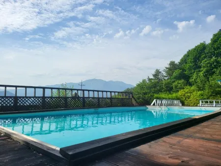 Hwacheon Land Pension (Dog Friendly, Dog Park) Отели в г. Хвачхон