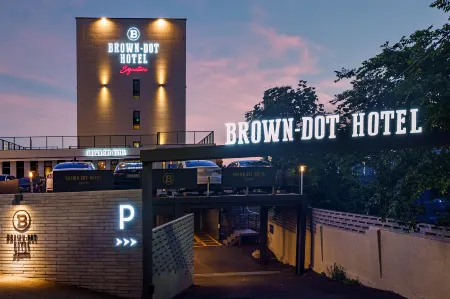 Brown Dot Hotel Signature