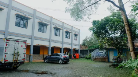 Hotel Handayani Отели рядом с достопримечательностью «Prabu Geusan Ulun Museum»