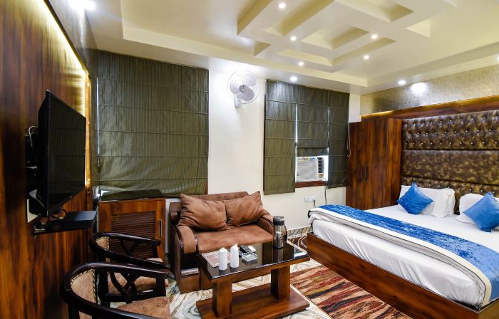 Hotel Mmk-500Mtr from Kanpur Railway Station