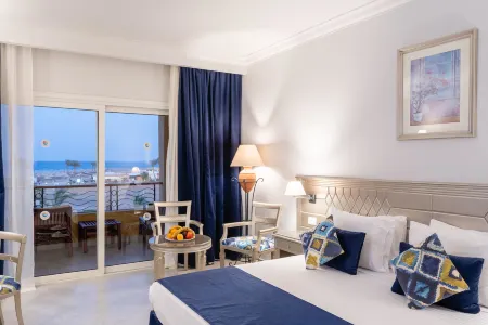 Malikia Resort Abu Dabbab Отели рядом с достопримечательностью «Bridge of Royal Tulip Beach Resort»