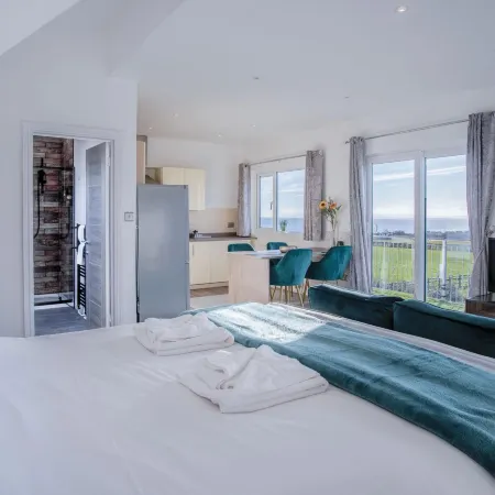 The Penthouse - 1 Bedroom Apartment - Ocean Breeze Отели в г. Порт Эйнон