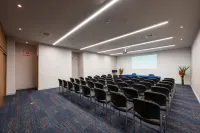 Holiday Inn Express & Suites HIEX麥德林 - 3 星級