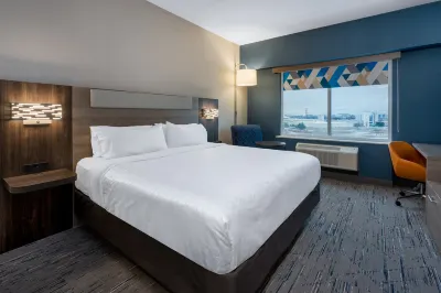 Holiday Inn Express & Suites Vaughan-Southwest 沃尔玛周辺のホテル