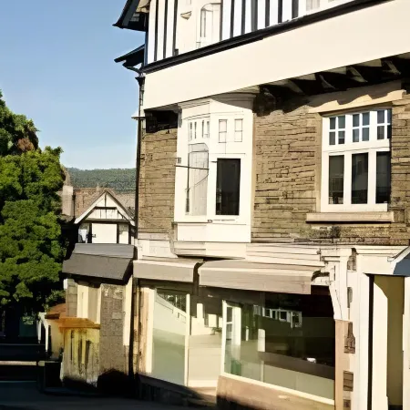 Monties Guest House - Adults Only