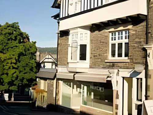 Monties Guest House - Adults Only