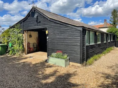 Remarkable 2-Bed Barn in Downham Market فنادق في Shouldham