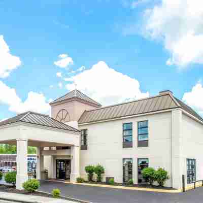 Super 8 by Wyndham Trois-Rivieres Hotel Exterior