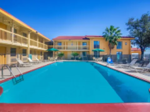 Super 8 by Wyndham Eagle Pass イーグル・パスのホテル