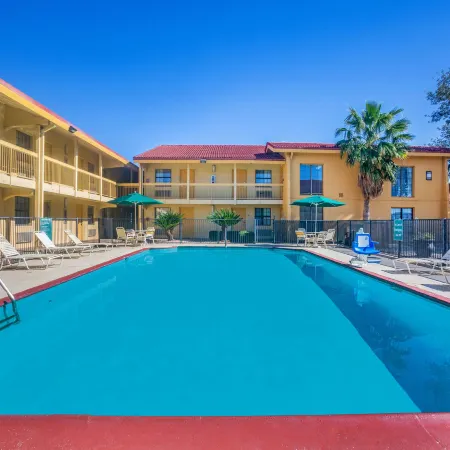 Super 8 by Wyndham Eagle Pass