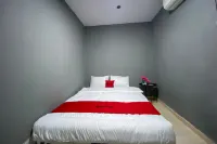 RedDoorz Plus near Marina City Waterfront Batam Hotel dekat Marina Beach
