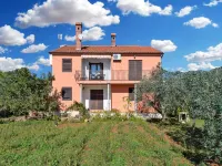 Bright apartment with garden and balcony Hotel di Galizana
