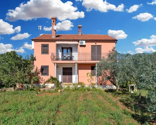 Bright apartment with garden and balcony Hotels in Galizana