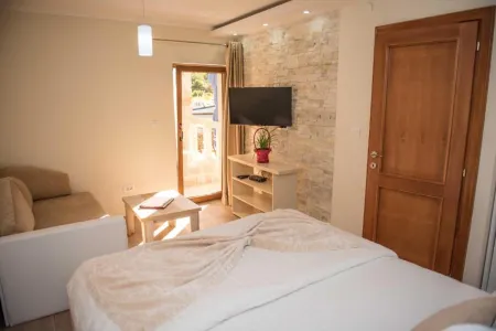 Ground floor apartment, private beach and seaview