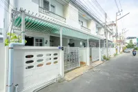 Mitr Inn HuaHin Beach Hotell i Nong Phlap