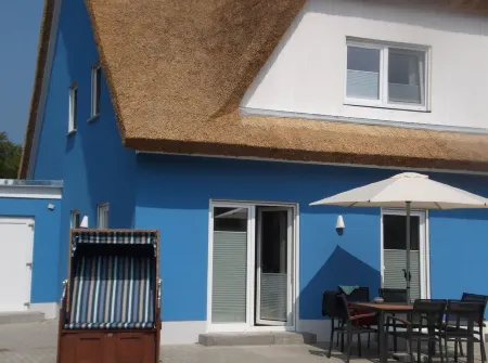 Reetkoje - thatched house with fireplace, sauna, WiFi - between Bodden and Baltic Sea