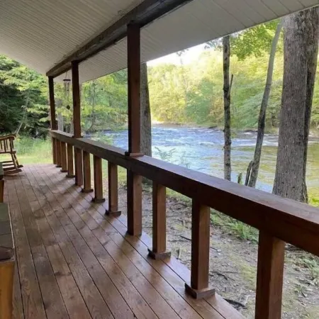 Riverside cabin, fly-fish for trout or just relax!