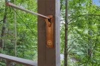 New Luxe Treetop Cabin  Hot tub  Near DT