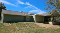 Route 66 Turnback Creek Hunting Lodge. Secluded acreage, handicap accessible. Hotels near Halltown