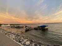 1 block to lake, 2 blocks-Surf Ballroom, & 3 blocks-City Park-Perfect posh stay! Hotels in Clear Lake