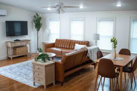 The LawCo Loft - In the heart of Lawrenceburg, TN2 Bedroom/1Bathroom Отели в г. Лоренсберг