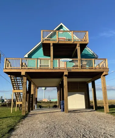 Come and enjoy the beautiful Surfside beach and “heav’n fun” in this cozy home!