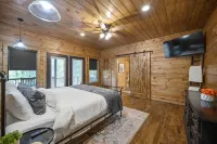 Cloudpine Cabin: Luxe Stay - 2 Decks, Hot Tub, Fire Pit & Game Room in Hochatown
